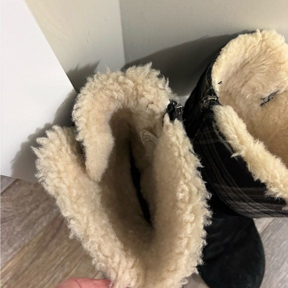 UGG AUSTRALIA KIDS SHOES MAURA BLACK BOOTS SZ 6 - Picture 13 of 15